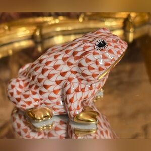 Vintage Herend Hungary Porcelain Fishnet Figurine Sitting Frog Rust 1.85” X 3”